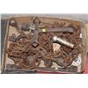 Image 1 : BOX OF VINTAGE CHAIN AND TOOLS