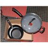 Image 1 : BOX WITH 3 FRYING PANS, 1 WITH LID