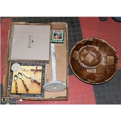 KITCHEN LOT: WITH WOOD BOWLS, MARBLE TOWEL