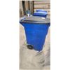 Image 4 : RUBERMAID GARBAGE CAN WITH LID