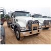 Image 2 : 2020 MACK GR64F Roll Off Truck