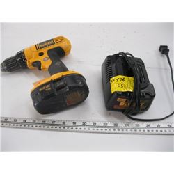 DEWALT 18 VOLT CORDLESS DRILL WITH BATTERY & CHARGER