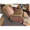 Image 2 : 1 STRIPED RECLINER CHAIR