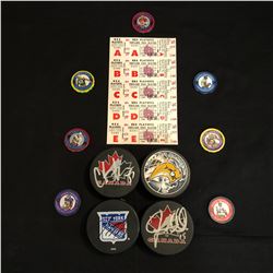 MIXED SPORTS COLLECTIBLES LOT (AUTOGRAPHED HOCKEY PUCKS...)