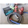 Image 1 : 2 HYDRAULIC JACKS, 12 VOLT BATTERY CHARGER, HYDRAULIC HOSE, 2 5/16" BALL