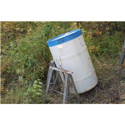 PLASTIC BARREL, 2 STEEL PIPE STANDS