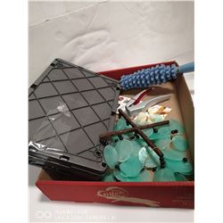 FLAT OF VARIOUS HOME ITEMS INCL. GARLIC PRESS,