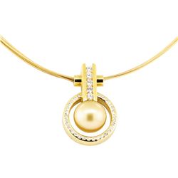 0.61 ctw Diamond and Pearl Pendant And Chain - 18KT Yellow Gold