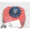 Image 1 : Gorgeous Vintage Rhinestone Brooch with a Combination of Blue Tones in a 3 Dimensional Setting