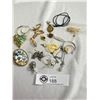 Image 1 : A Quanity Of Vintage Jewelery Pins, Necklaces, Etc