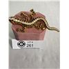 Image 2 : Large Vintage Gold Tone Lizard Brooch. Measures 4" L