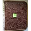 Image 2 : VINTAGE ZIPPERED BROWN ALLIGATOR SKIN 3 RING BINDER