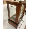 Image 3 : BRASS CHEMIST SCALE IN ORIGINAL WALNUT AND GLASS CASE C/W 5 BRASS WEIGHTS ORIGINAL PATINA- 19-1/2M- 