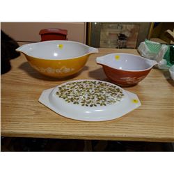 2 Pyrex bowls - flowers 4 Quart and wheat 1/5 Quart and extra lid