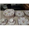 Image 2 : 74 PIECES 'PETIT POINT' ROYAL ALBERT CHINA