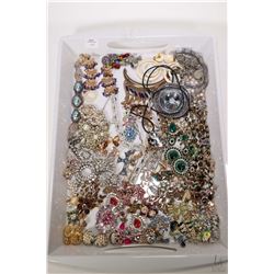 Selection of vintage and collectible jewellery including earrings, brooches, necklaces, bracelets et