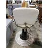 Image 2 : VINTAGE BARBERS CHAIR