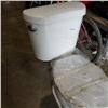 Image 2 : WHITE TOILET