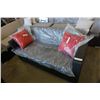 Image 2 : BRAND NEW PREMIUM OUTDOOR RATTAN LOVE SEAT RETAIL $699 W/ DARK GREY CUSHIONS AND 2 THROW PILLOWS - U