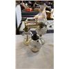 Image 2 : 3 OIL LAMPS, ONE FLUTE