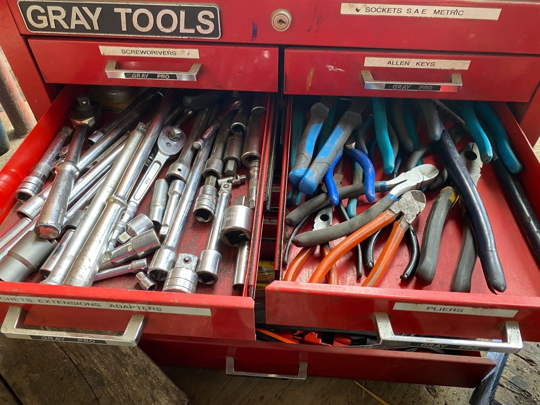 MULTI DRAWER GRAY TOOL BOX W/ CONTENTS