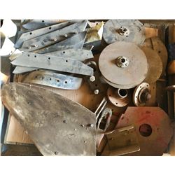 SKID LOT OF MISC PLOW POINTS, MOLDBOARD, HUBS