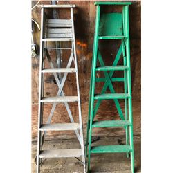 LOT OF 2 WOODEN LADDERS - 6'