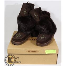 PAIR MOCCASIN BOOTS LADIES SIZE 6