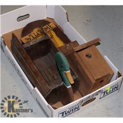 FLAT WITH DECORATIVE WOOD PLANT HOLDER AND MORE