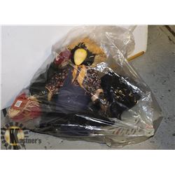 SCARECROWS AND HALLOWEEN DECOR
