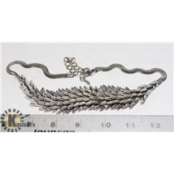 SILVER TONE FEATHER STYLE NECKLACE