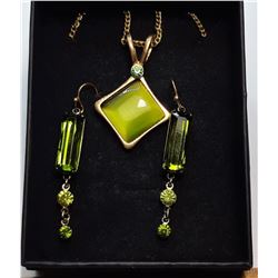 7) SET OF GOLD TONE AND GREEN 1" X 1"