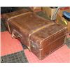 Image 1 : VINTAGE WOOD TRIM TRAVEL TRUNK 31" X 10" X 16"