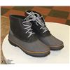 Image 1 : UGG LADIES SIZE 8.5 BOOTS