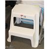 Image 1 : 2 STEP RUBBERMAID STOOL