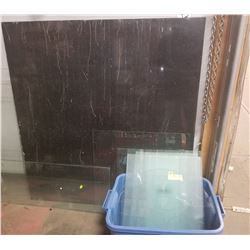 A LARGE LOT OF ASSORTED SIZED GLASS