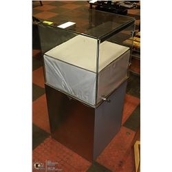 LOCKABLE DISPLAY CASE WITH KEY, 42" X 18",
