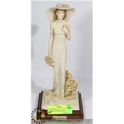 RESIN WOMAN STATUE BY VITTORIO TESSARO MADE IN
