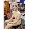 Image 2 : SITTING FEMALE MANNEQUIN