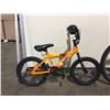 Image 2 : 2 BIKES - BLUE KUWAHARA 21-SPEED FRONT SUSPENSION MOUNTAIN BIKE, ORANGE HOT WHEELS SINGLE SPEED