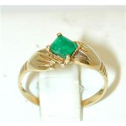 9055 18K Gold Ring w/ Emerald