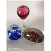 Image 1 : LOT OF 3 GLASS ORNAMENTS.