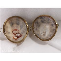 SHELL CLASPING CASE WITH VARIOUS LOOSE DIAMONDS