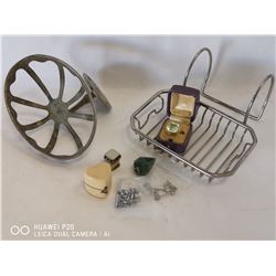 LOT OF VINTAGE JEWELRY BOXES WITH A LARGE STONE