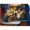 Image 2 : TRAY OF WRATCHET TIE DOWN STRAPS AND WOOD CRATE OF LIFTING STRAPS