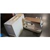 Image 1 : Singer futura II sewing machine with case
