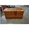 Image 2 : MEAFORD CO TREASURE CHEST CEDAR LINED TRUNK WITH DRAWER