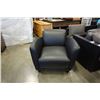 Image 2 : BLACK LEATHER ARMCHAIR