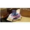 Image 2 : BOX OF GIFT BAGS AND PURPLE PLATES AND MUGS