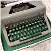 Image 2 : VINTAGE ROYAL TYPEWRITER